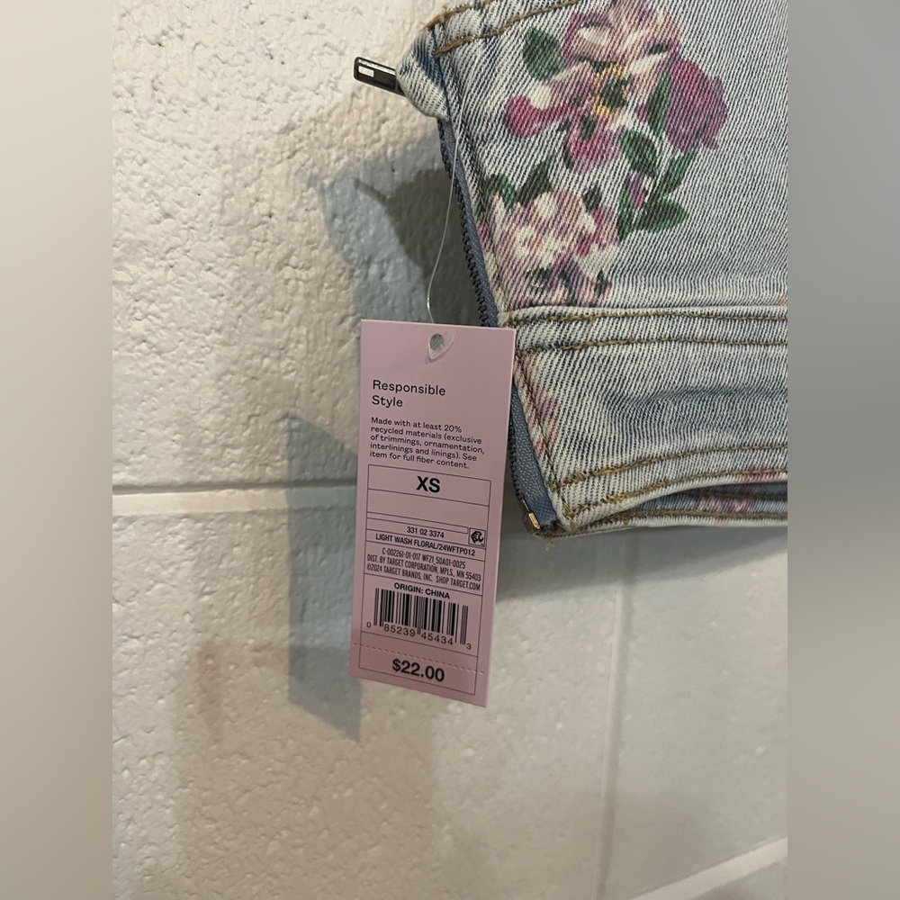 Women's Cropped Denim Vest - Wild
Fable™ Light Wash Floral XS - Picture 3 of 4